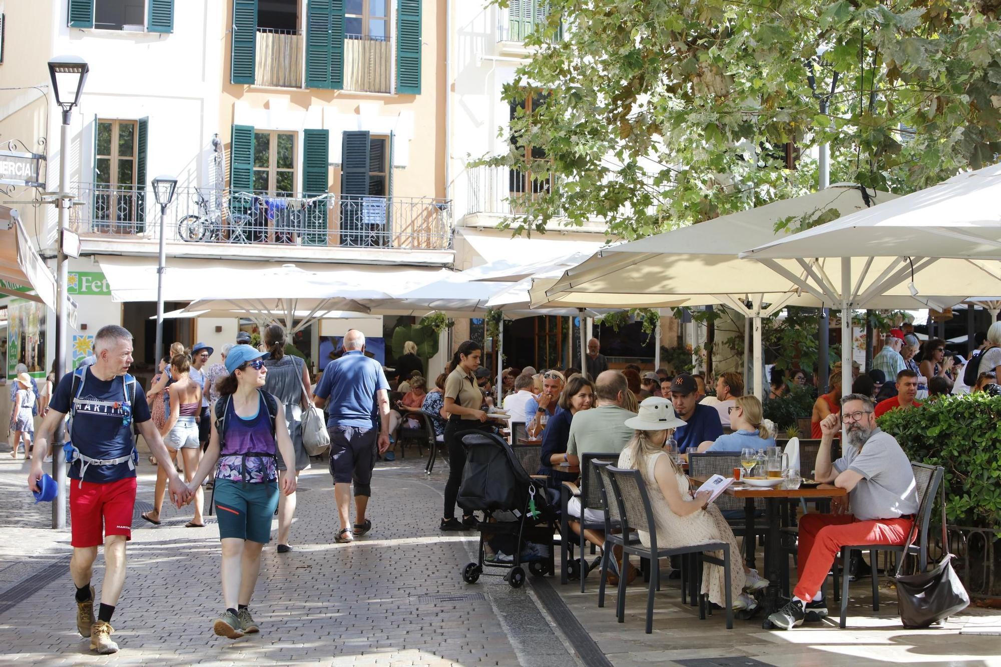 Wie im Hochsommer: Im Zentrum von Sóller auf Mallorca ist es auch im Oktober rappelvoll