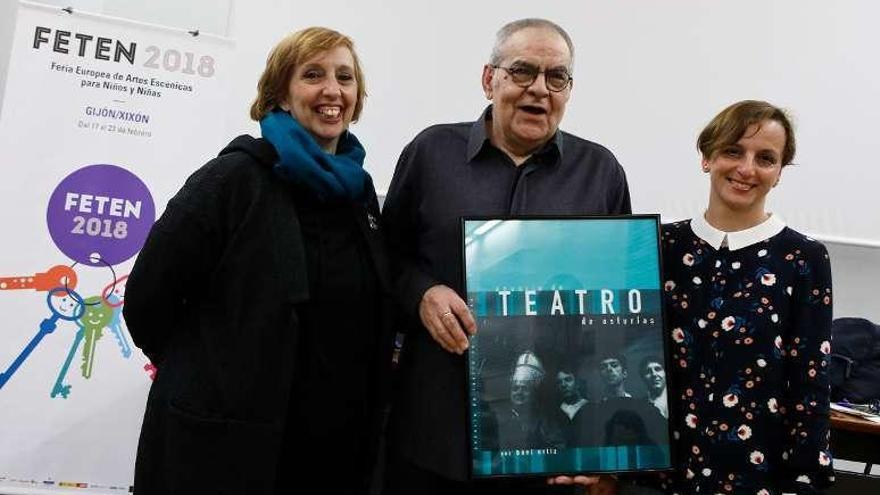 Por la derecha, Marián Osácar, Boni Ortiz y Raquel Huergo, ayer, con la portada del &quot;Anuario&quot;, dedicada a &quot;Teatro Margen&quot;.