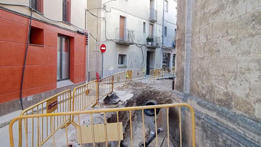 El tram d&#039;un dels carrers amb l&#039;asfalt aixecat per les obres.