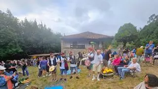Romería y Festival del Corderu a la Estaca en Fuentes, que celebró San Salvador con la réplica de su famosa cruz votiva