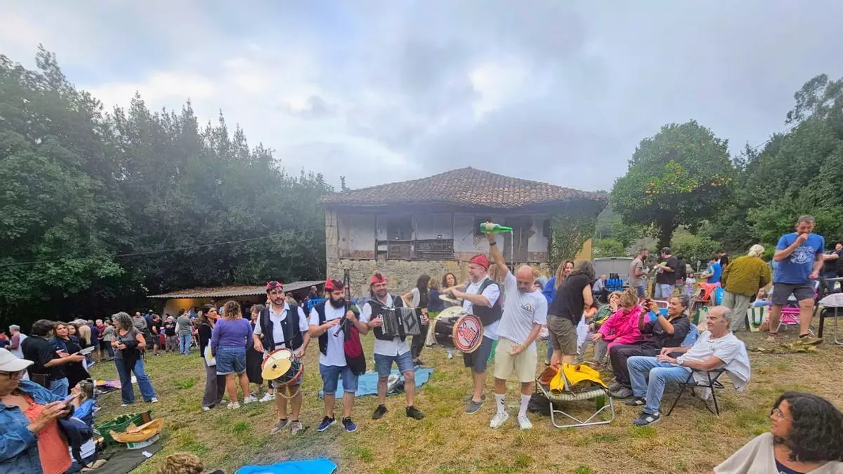 Romería y Festival del Corderu a la Estaca en Fuentes, que celebró San Salvador con la réplica de su famosa cruz votiva