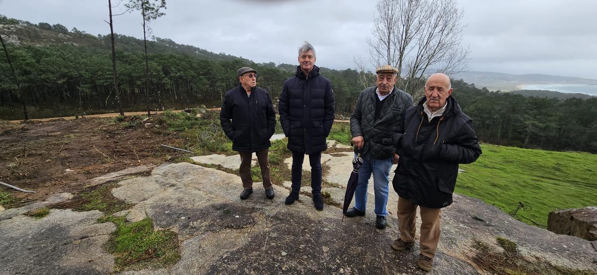 Miembros de la comunidad de montes con el alcalde, José Cacabelos.