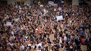 Protesta en la plaza Sant Jaume por la sentencia de ’La Manada’