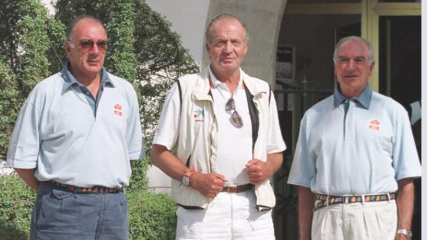 Mariano Puig, a la derecha, junto al rey Juan Carlos y su hermano Enrique hace unos años en el RCN Palma