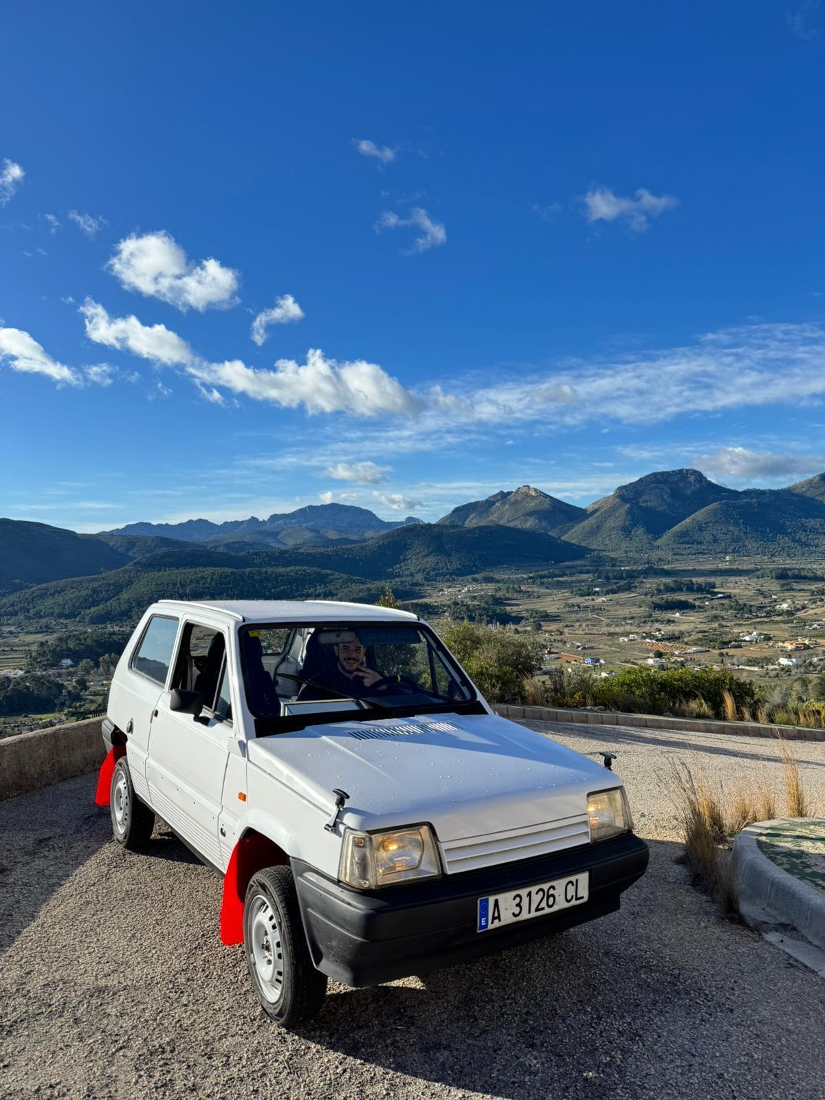 El Seat Marbella de 1994 con el que participarán en el rally solidario por el desierto.