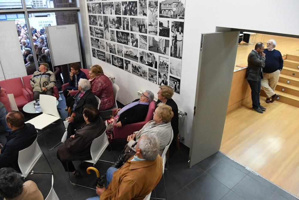 Asamblea de vecinos en el centro cívico de Eirís con Silvia Cameán y Xiao Varela