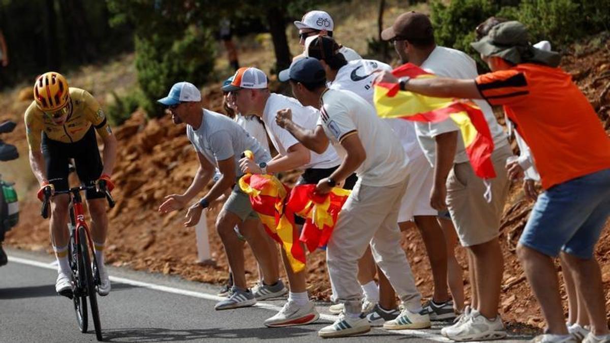 Andreas Leknessund es animado en las rampas de Valdelinares por los aficionados.