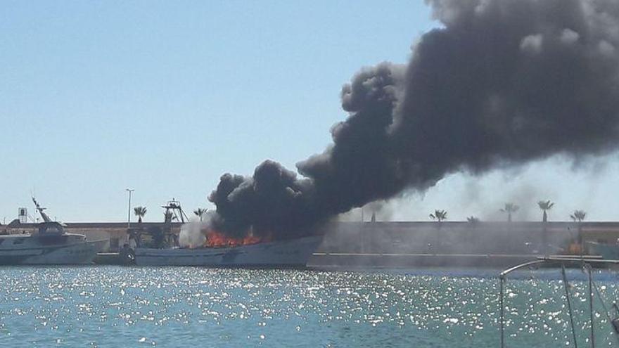 Se incendia un barco en el puerto de Benicarló