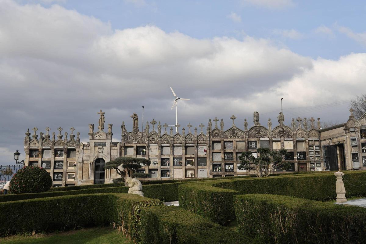 Vista de la parte primigenia del cementerio de Matamá, con sus jardines en primer término