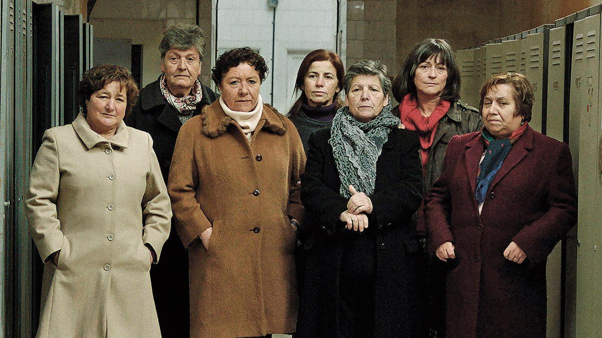 Cinco de las antiguas trabajadoras de Pontesa, junto a las actrices Mónica Caamaño y Xoana Pintos.