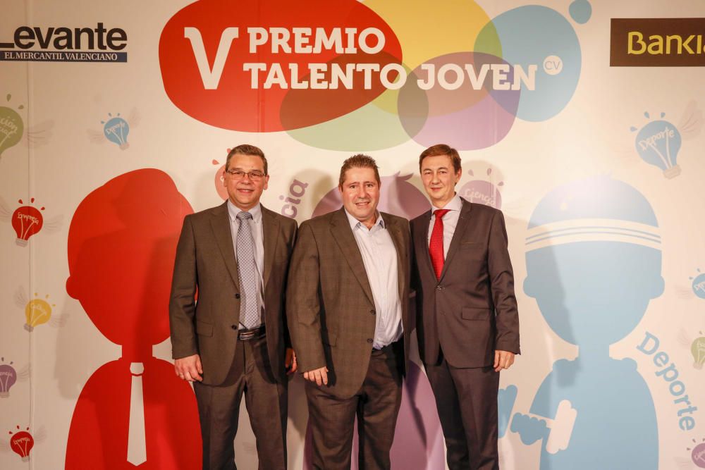 Los invitados posan en el photocall de los premios Talento Joven CV.