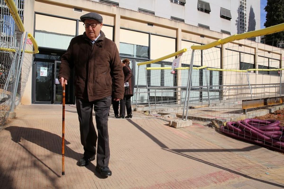 Un anciano a la salida del Espai Social de Salut Comunitària en Nou Barris.