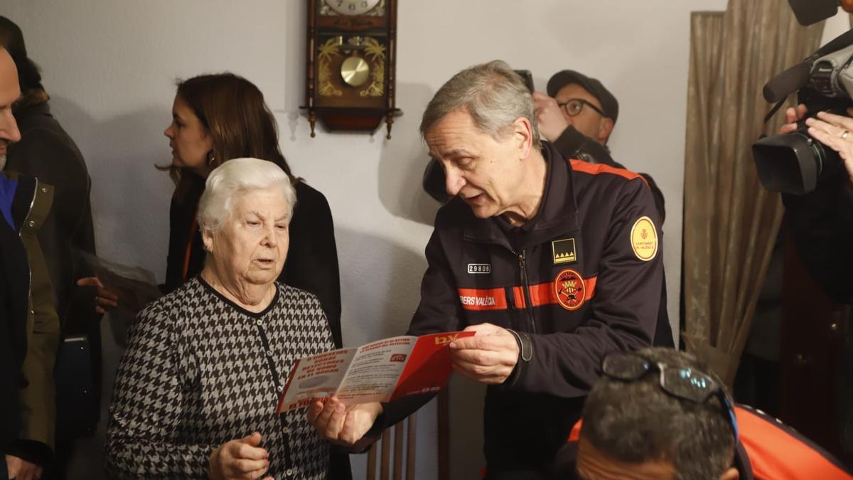 Los bomberos instalan alarmas de incendio en  hogares de personas mayores en València