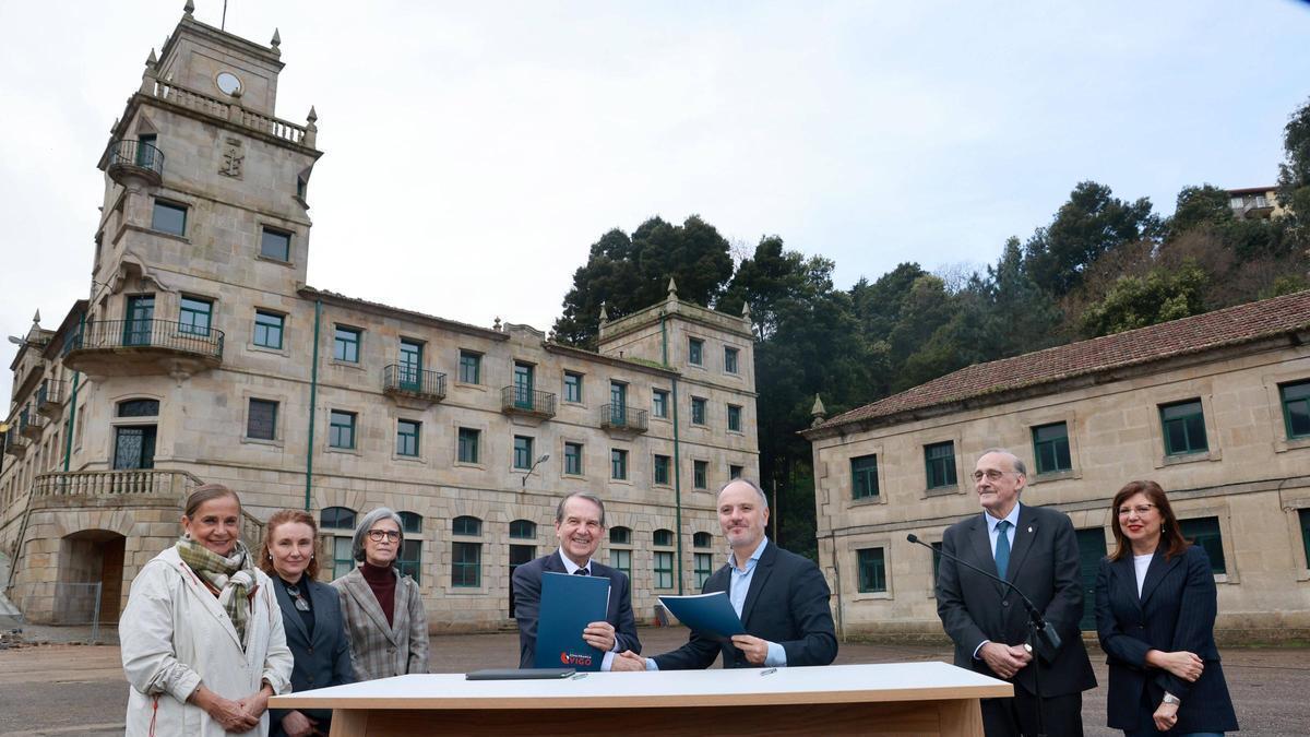 Caballero y Regades firman el convenio en la ETEA en presencia de Carmela Silva, Beatriz Novoa, Carmen González, Manuel Reigosa y María José Caride.