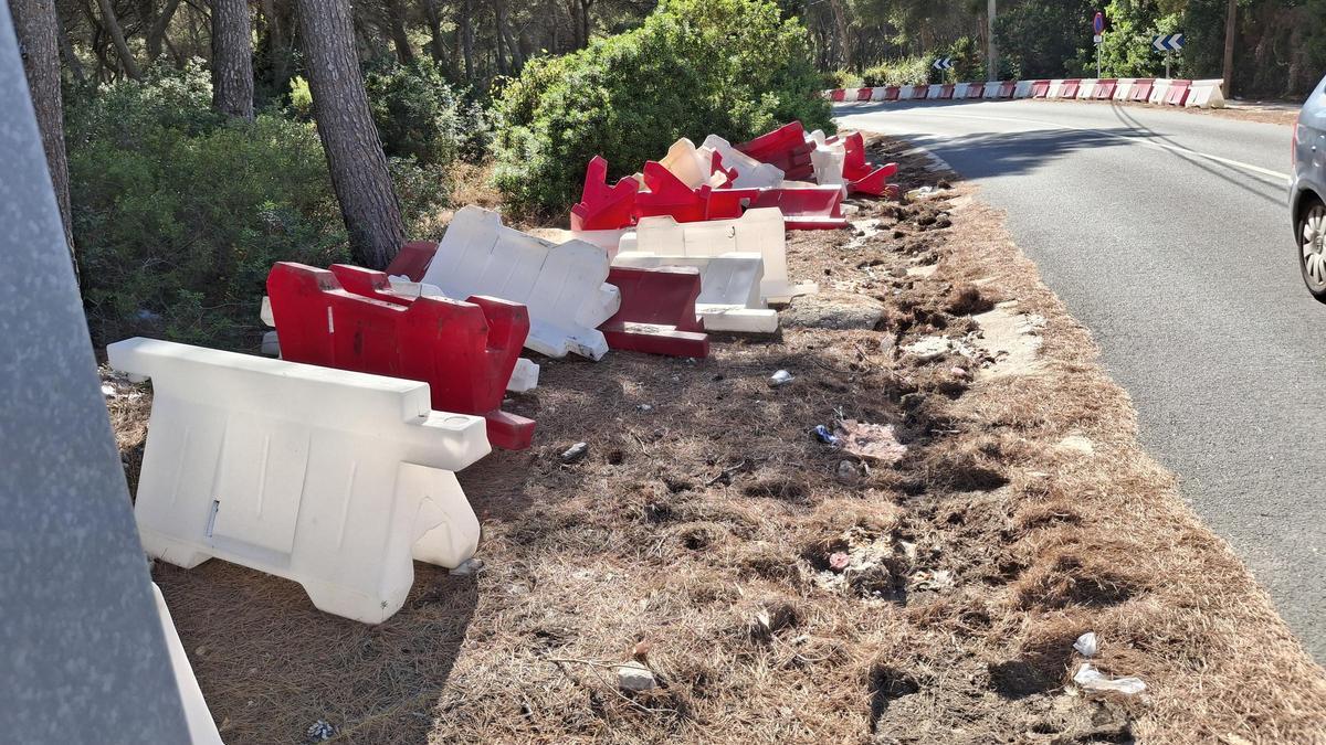 Los "New Jersey", desarmados y desarbolados en la cuneta de la carretera del Portitxol