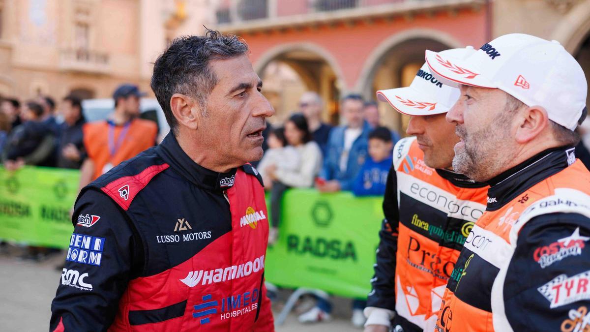 Miguel Fuster conversa con otros dos participantes de la Copa de España de Rallyes de Asfalto 2024