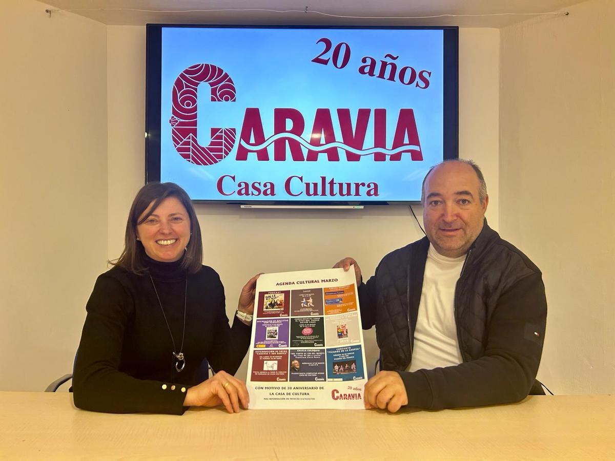 El concejal de Cultura y Deporte, Fernando San Martín Caldevilla y la responsable del telecentro y la biblioteca, María del Carmen Merino ÁAlvarez.