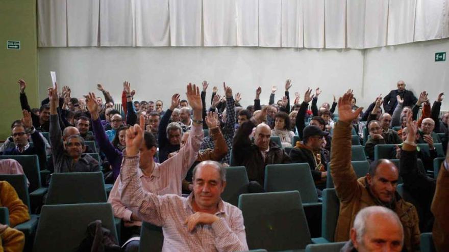 Cerca de 200 socios asistieron a la asamblea extraordinaria que no deparó grandes sorpresas.