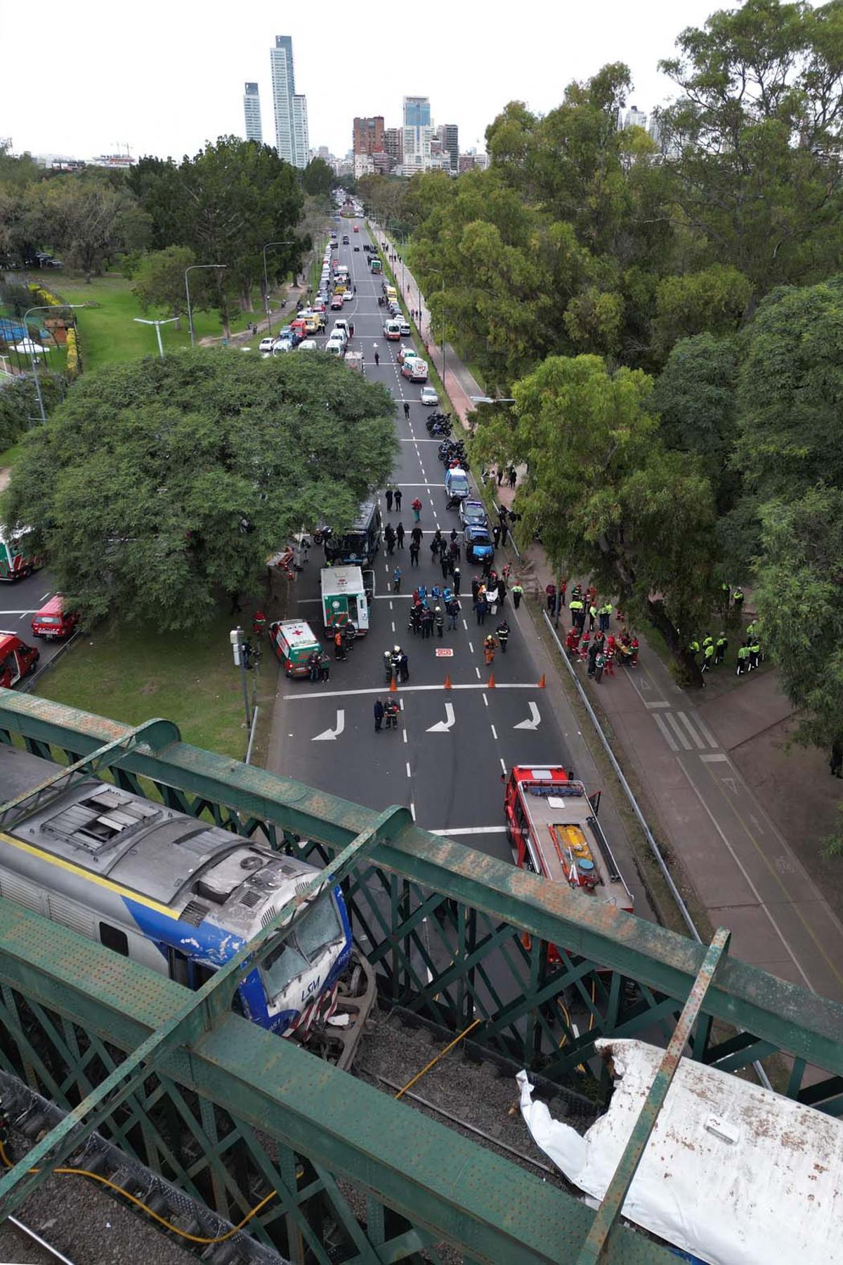 Tren de pasajeros se estrelló contra un tren de mantenimiento en Buenos Aires, dejando al menos 30 personas hospitalizadas, dos de las cuales estaban en estado grave