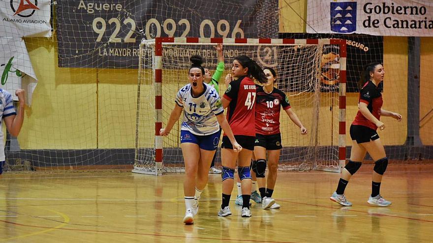 Rebeca López grita eufórica tras anotar el gol de la victoria.