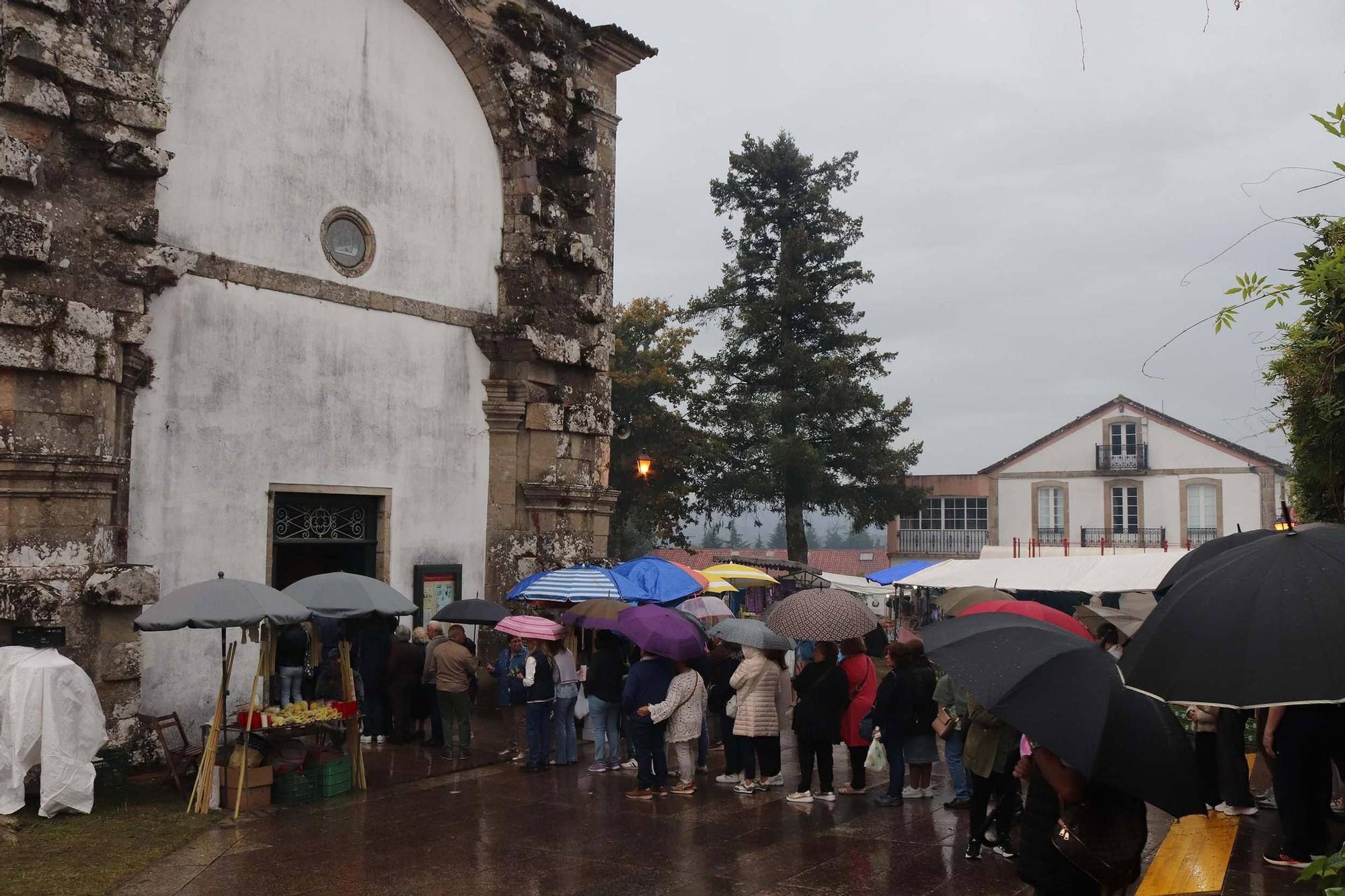 Santa Minia desafía a la lluvia y reúne a miles de fieles