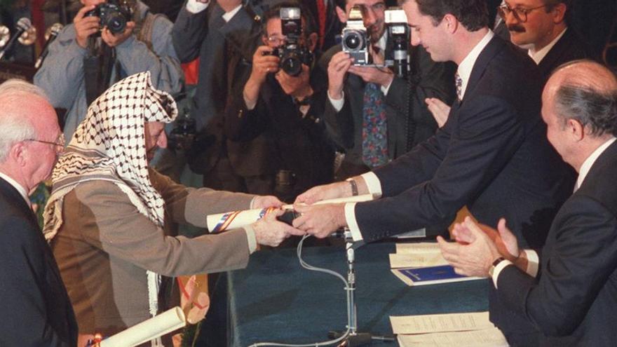 Cuando Oviedo fue capital de la paz: se cumplen 29 años de la negociación del líder de la OLP y el primer ministro de Israel en los premios Príncipe de Asturias