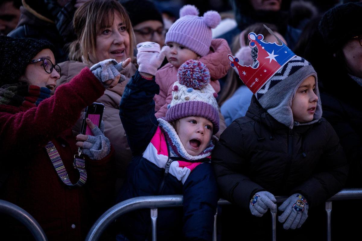 En imágenes | El frío de Zaragoza no puede con la ilusión de ver a los Reyes Magos