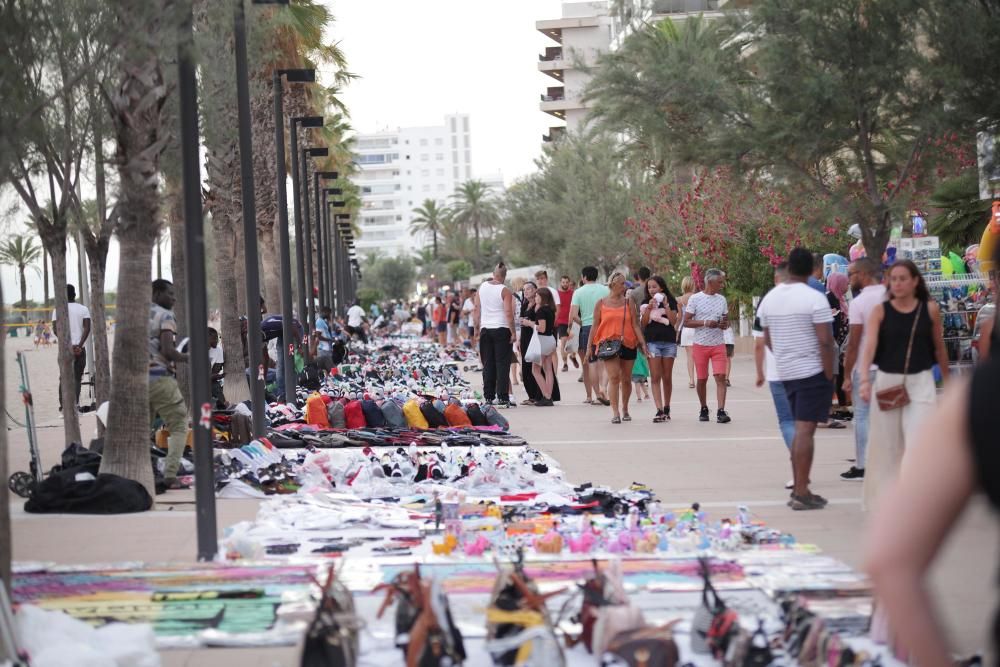 Mig miler de manters ocupen un quilòmetre del passeig Marítim de Roses