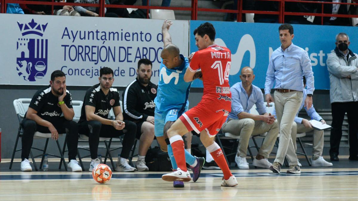 Fits protege un balón ante la presión de Motta