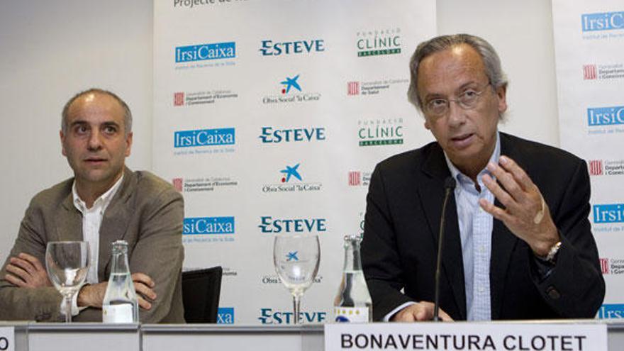 El doctor Martínez Picado (izq.) y el doctor Bonaventura Clotet (dcha.) explican el hallazgo.  // Efe