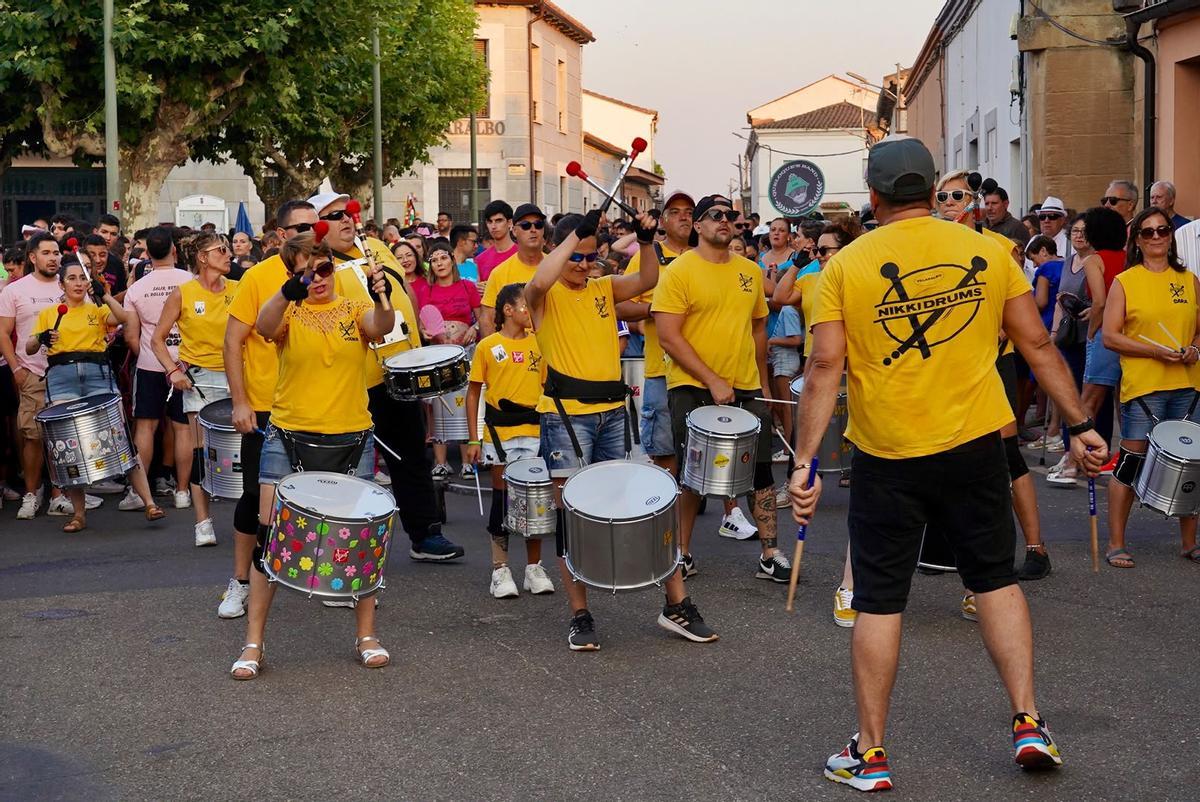GALERÍA | Las peñas inundan Villaralbo de alegría y color