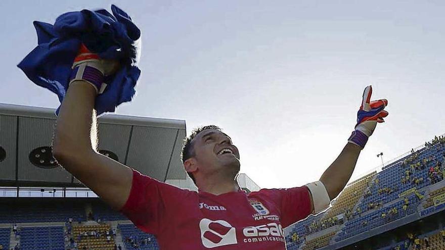 Esteban celebra el ascenso en Cádiz en mayo de 2015, temporada en la que fue capitán del Oviedo.