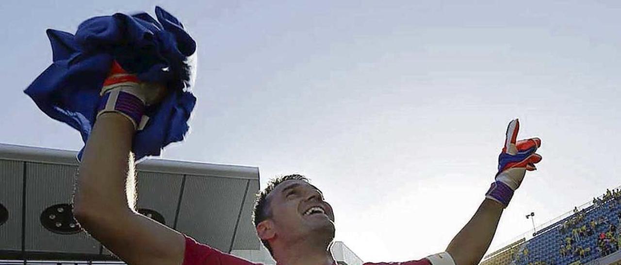 Esteban celebra el ascenso en Cádiz en mayo de 2015, temporada en la que fue capitán del Oviedo.