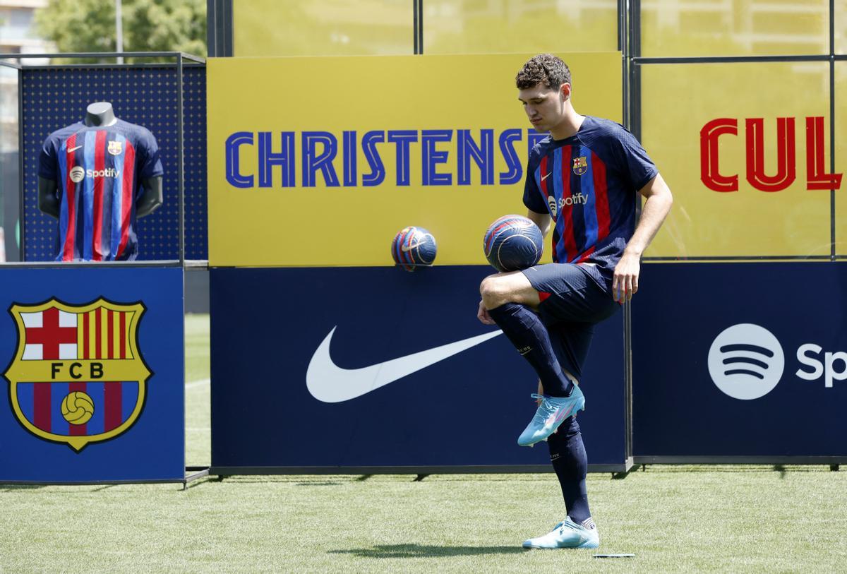 El nuevo jugador del FC Barcelona, ​​Andreas Christensen, dando unos toques al balón en su presentación. 