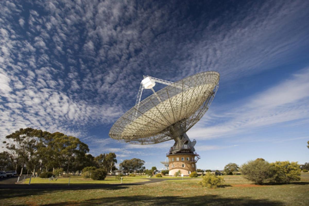 El telescopi caçador de planetes, ’The Dish’, segueix l’òrbita d’un nou astre situat a 4.000 anys llum de la Terra a Parkes (Austràlia).
