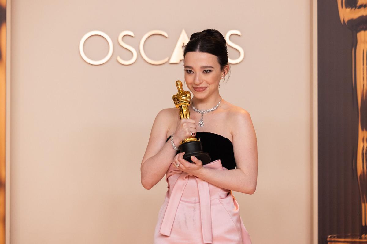 Mikey Madison posa con su primer Oscar.