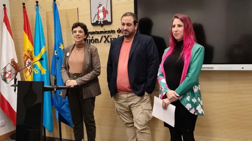 Noelia Ordieres, Inacio Galán y Arantza Margolles, en el Ayuntamiento.