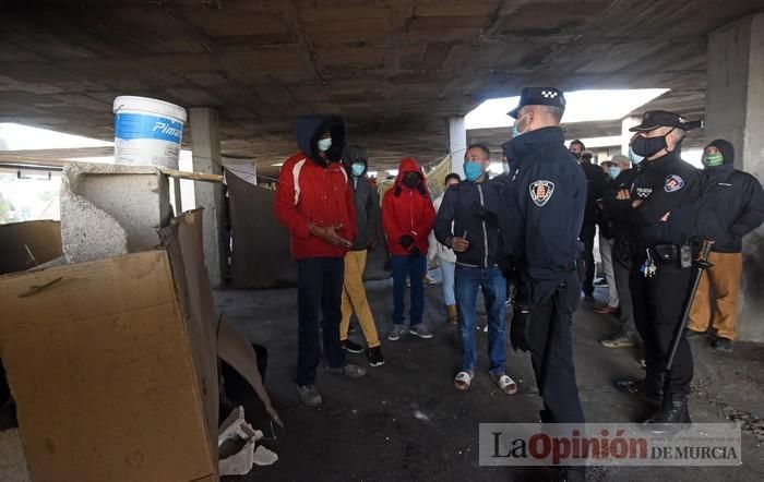 Tensión en San Pío X durante el desalojo de okupas en un edificio abandonado