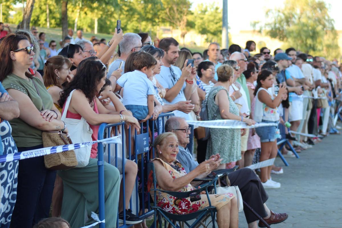 FOTOGALERÍA | La Virgen del Carmen surca el río Guadiana en Badajoz: "Ellas son las que reman y las que de verdad la guían"