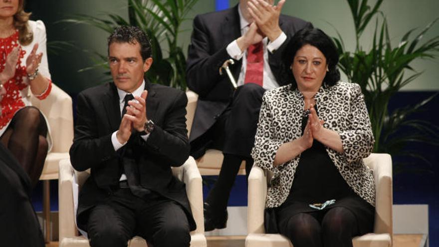 Antonio Banderas y Dolores García Caparrós, hermana de Manuel José, en una imagen captada mientras aplaudían la imposición de una de las medallas de Andalucía.