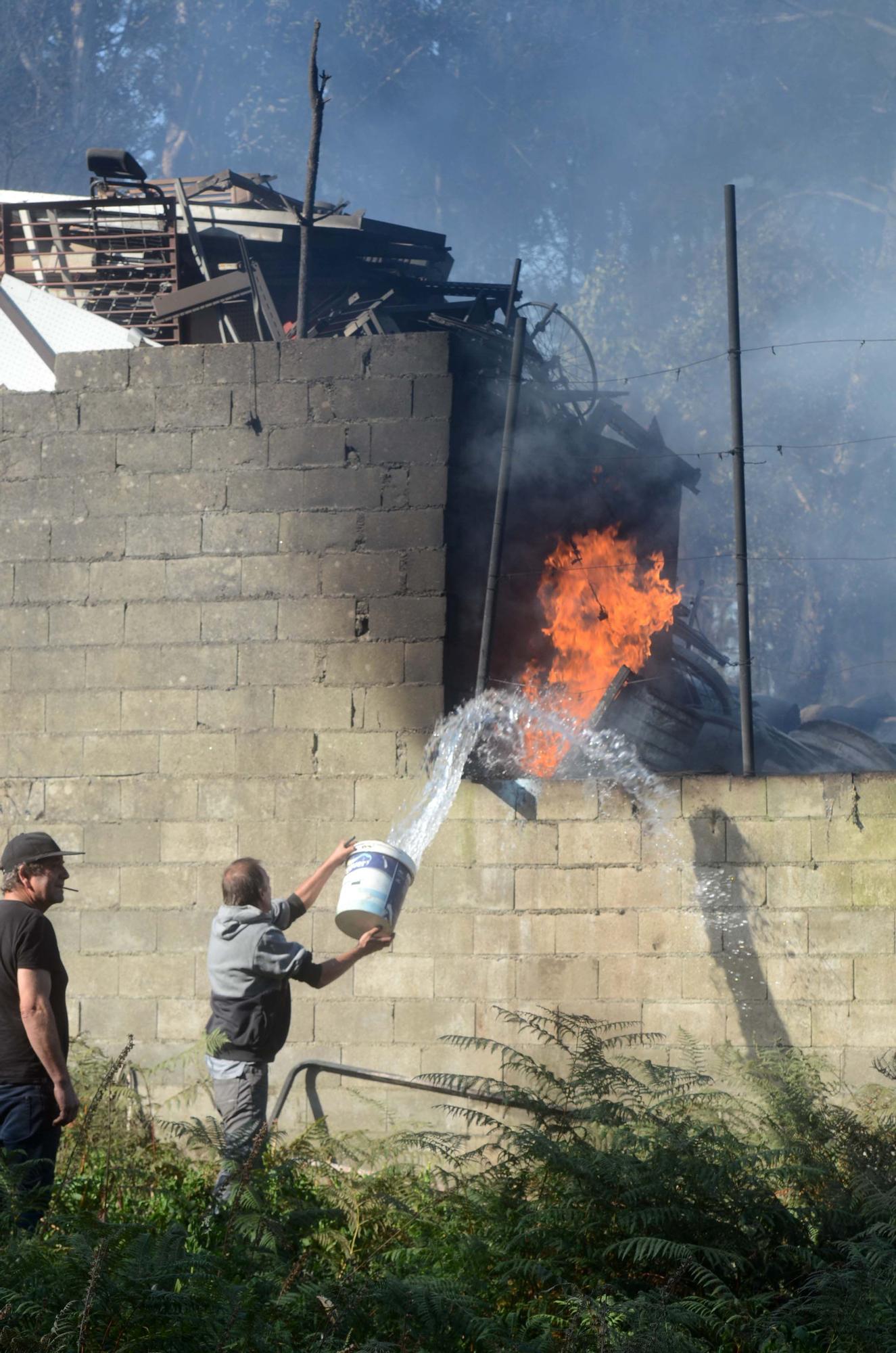 Jornada de humo y cenizas en Arousa con hasta cuatro focos activos