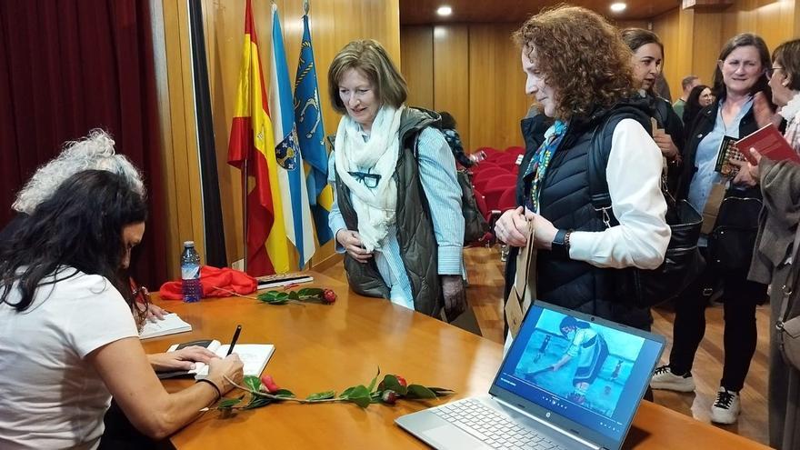 La viguesa Clara Pino y la valguesa Ángeles Garrido homenajean a la mujer