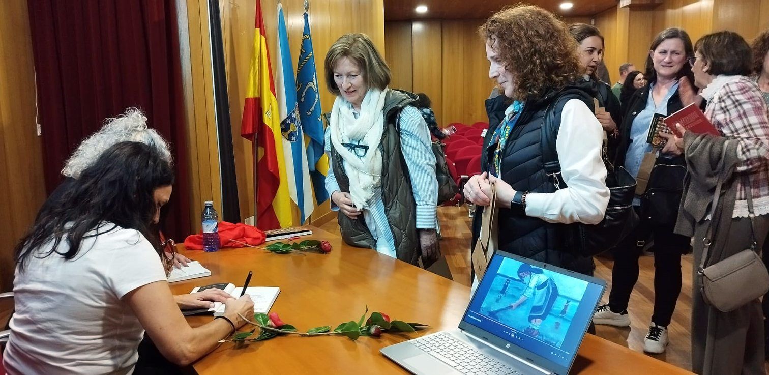 El acto de presentación de «As trobadoras silenciadas», segundo poemario de la viguesa Clara Pino, con ilustraciones de la valguesa Ángeles Garrido.