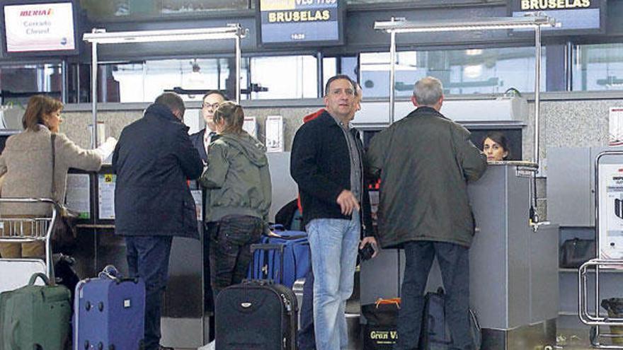 Viajeros facturan sus maletas para el vuelo Vigo-Bruselas que operó Vueling el año pasado. // José Lores