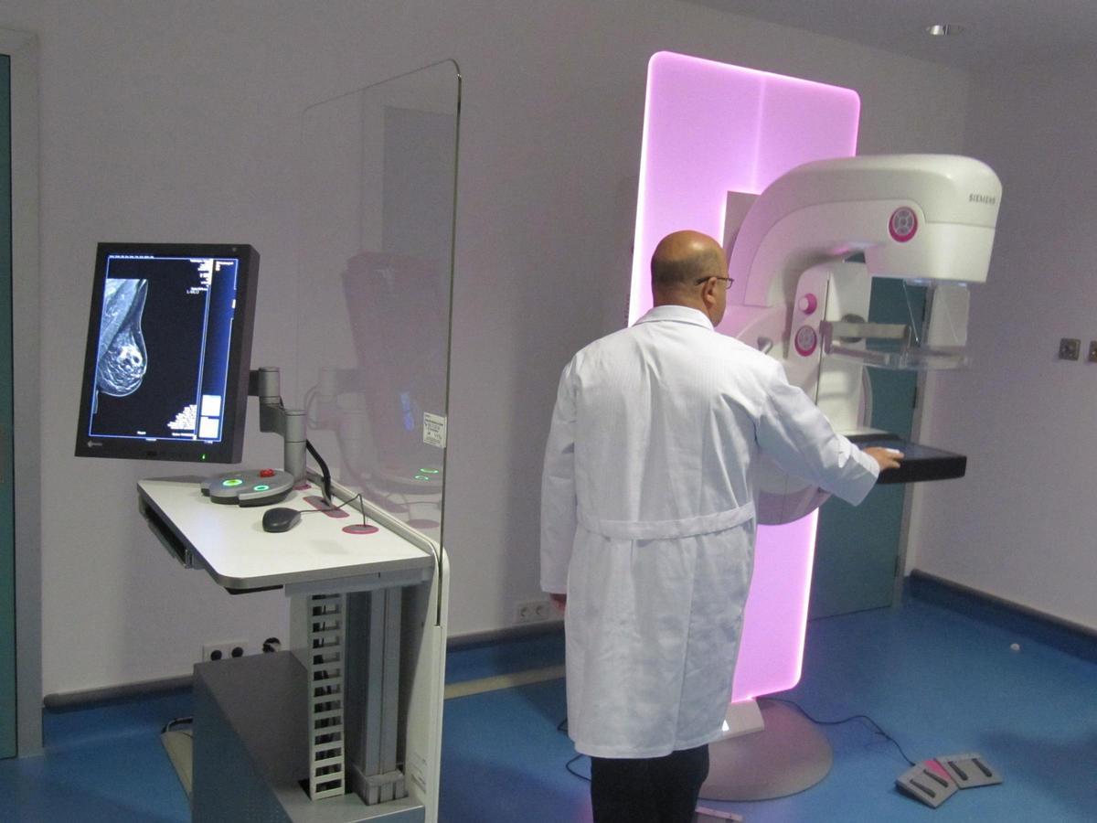 Foto de archivo de un mamógrafo.