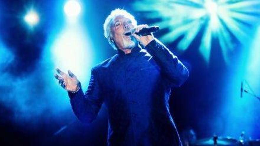 Tom Jones, durante un concierto.