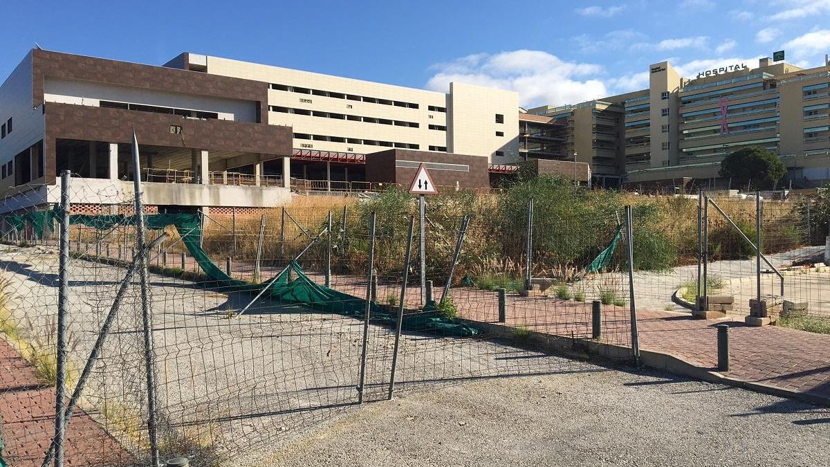 El edificio de ampliación del Hospital Costa del Sol, que acumula diez años de retraso.