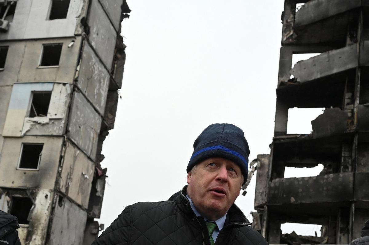 El presidente ucraniano Volodymyr Zelensky da la bienvenida al ex primer ministro británico Boris Johnson para una reunión en Kyiv, Ucrania, el 22 de enero de 2022 en medio de la invasión rusa.