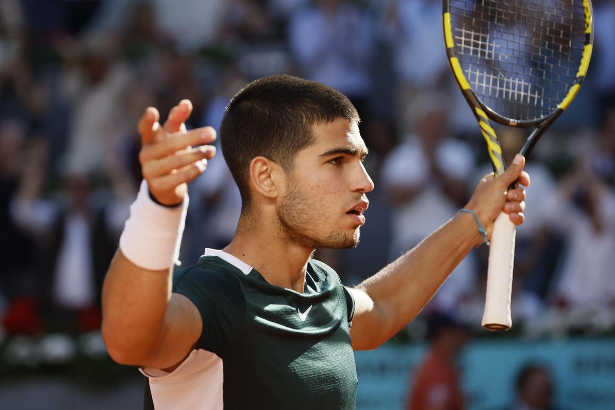 MADRID, 07/05/2022.- El tenista español Carlos Alcaraz celebra su set frente al tenista serbio Novak Djokovic, durante el partido de semifinal del Mutua Madrid Open, hoy sábado en la Caja Mágica en Madrid. EFE/Juanjo Martín