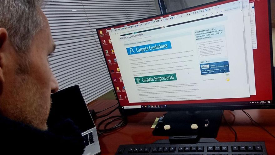 Usuario accediendo al portal de la Carpeta Empresarial. | CARM
